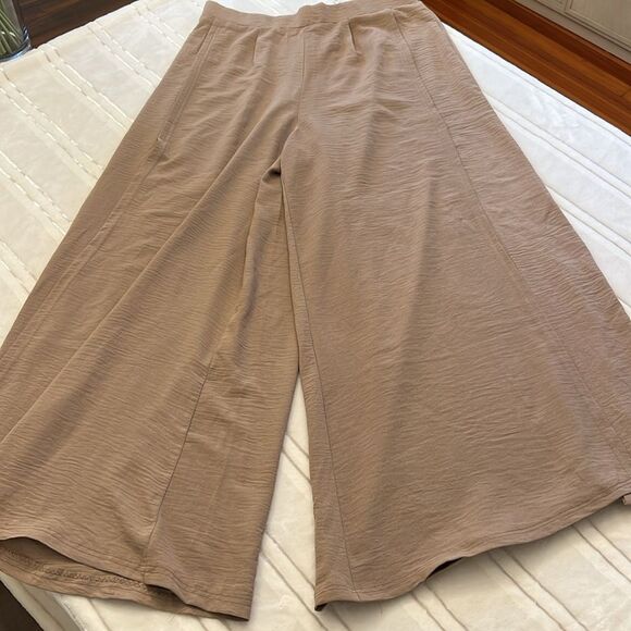 NWT Women’s Wide Leg Split Flowy Pants. Size Large - Picture 7 of 8